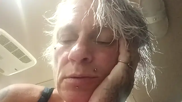 MfMwTrinity online show from November 2025 03:18:02 AM