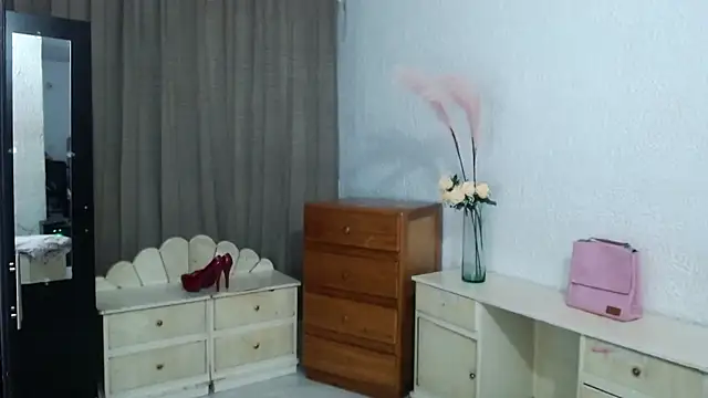 Snapshot of EngelCristaly chatting on October 2025 05:05:01 AM EngelCristaly online show from October 2025 05:05:01 AM