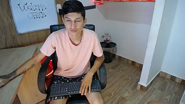 Snapshot of katty_And_alex chatting on February 2025 09:20:02 PM katty And alex online show from February 2025 09:20:02 PM