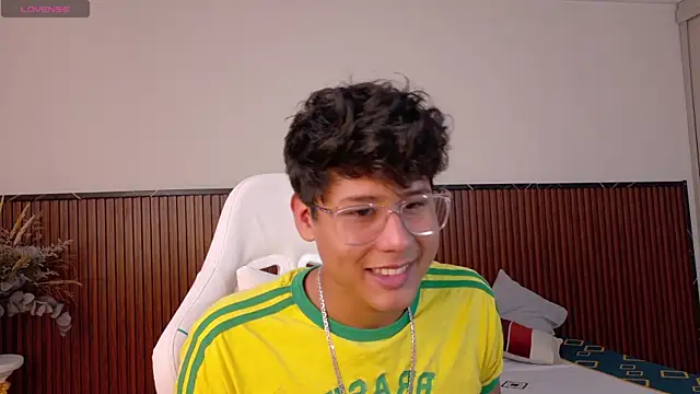 Snapshot of Raiden__Boy chatting on February 2025 10:28:01 PM Raiden Boy online show from February 2025 10:28:01 PM