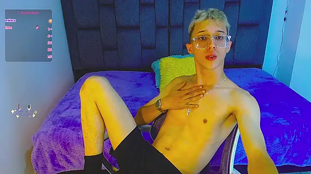 Snapshot of skinny_bigcock02 chatting on October 2025 10:15:01 PM skinny bigcock02 online show from October 2025 10:15:01 PM