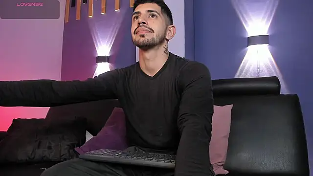 Snapshot of AlejandroStormm chatting on June 2026 07:00:02 AM AlejandroStormm online show from June 2026 07:00:02 AM