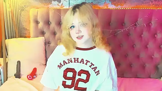 Snapshot of EmilyAngells chatting on May 2026 07:15:02 AM EmilyAngells online show from May 2026 07:15:02 AM