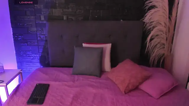 Maite Smith  online show from December 2025 12:22:01 PM