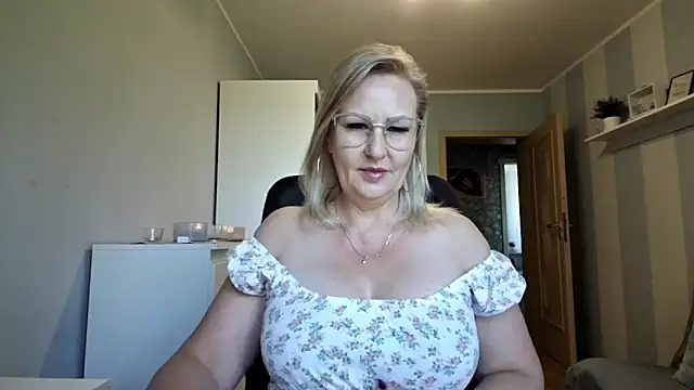 Snapshot of DianaLive chatting on May 2026 06:21:01 AM DianaLive online show from May 2026 06:21:01 AM