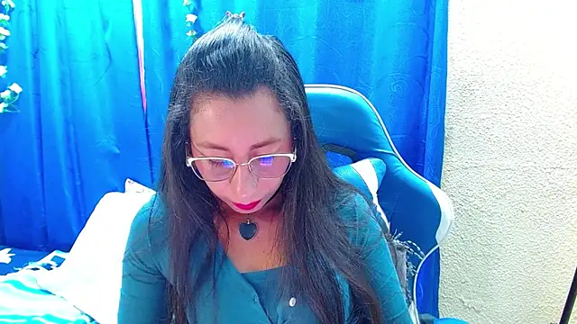 Snapshot of Gia_leinn chatting on April 2026 09:28:02 PM Gia leinn online show from April 2026 09:28:02 PM