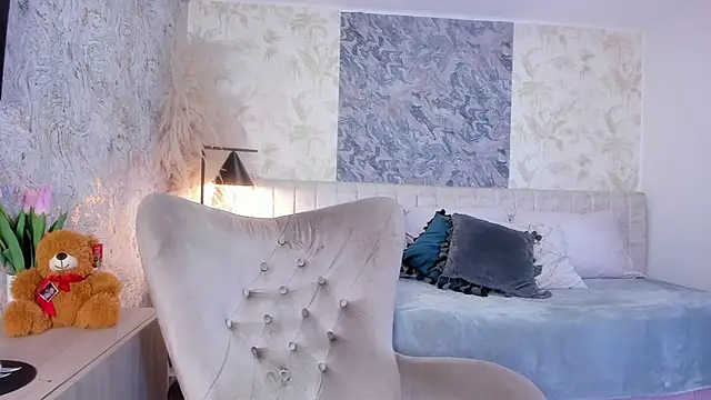 Liannaa  online show from November 2025 07:36:02 PM