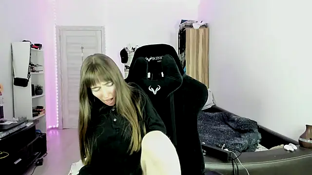 Snapshot of bekkawell chatting on November 2025 02:51:01 PM bekkawell online show from November 2025 02:51:01 PM