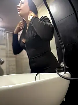 Mila LS online show from November 2025 01:00:01 PM