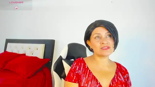 Snapshot of CarolinneFiotti chatting on January 2026 04:53:02 PM CarolinneFiotti online show from January 2026 04:53:02 PM