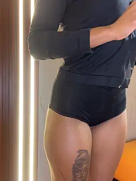 Snapshot of PinkyMoon chatting on November 2025 04:56:01 AM PinkyMoon online show from November 2025 04:56:01 AM