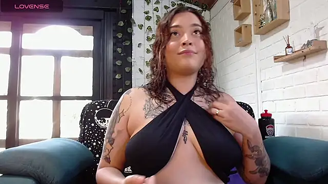 LiraSonnett online show from November 2025 09:03:02 PM