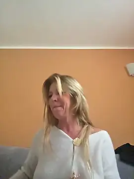 Snapshot of Melody73 chatting on November 2025 10:25:01 AM Melody73 online show from November 2025 10:25:01 AM