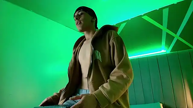 Snapshot of Andrew_Wolff chatting on October 2025 02:25:02 AM Andrew Wolff online show from October 2025 02:25:02 AM