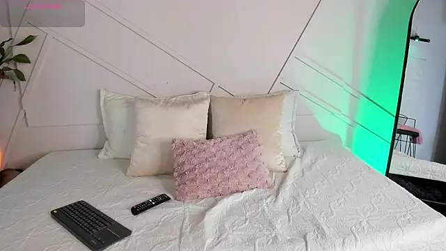 Snapshot of alanarouge chatting on December 2025 11:52:02 AM alanarouge online show from December 2025 11:52:02 AM