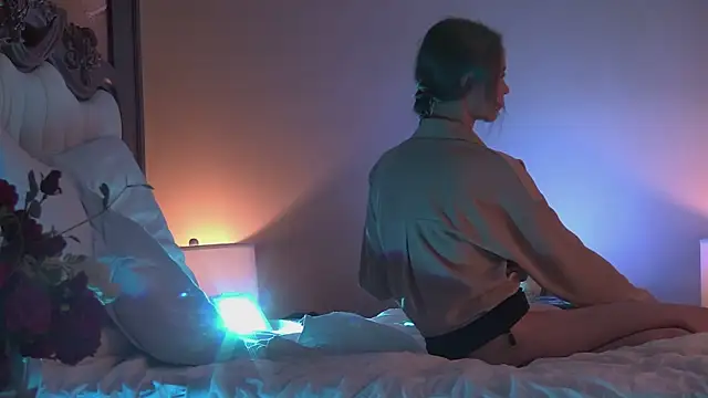 Amanda River online show from November 2025 06:07:02 PM