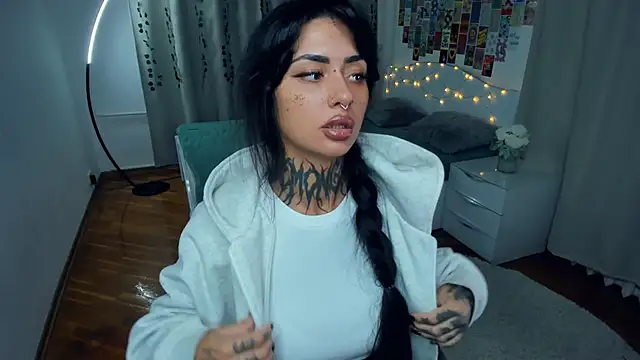 Snapshot of CharimgSabrina chatting on October 2025 06:25:01 AM CharimgSabrina online show from October 2025 06:25:01 AM