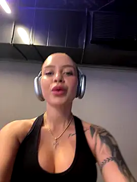 ValentinaMilann online show from October 2025 07:13:01 PM