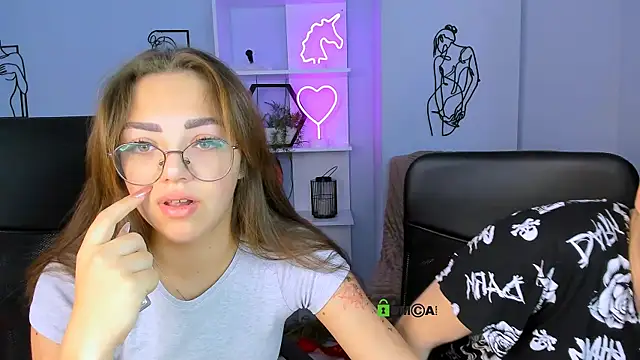 kiki swan online show from September 2025 05:44:02 AM