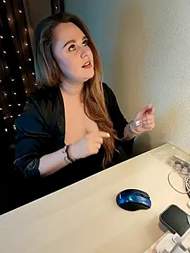 Juicy PeachLux online show from December 2025 05:54:02 PM