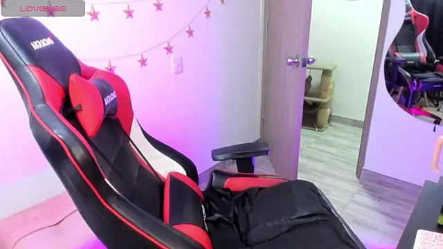 Snapshot of LindaSilverstone chatting on November 2025 11:27:01 PM LindaSilverstone online show from November 2025 11:27:01 PM