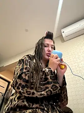 Snapshot of AleksandraRich chatting on November 2025 02:10:01 AM AleksandraRich online show from November 2025 02:10:01 AM