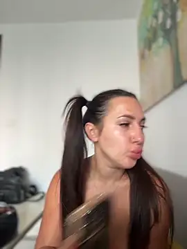 Snapshot of AleksandraRich chatting on February 2026 02:06:02 AM AleksandraRich online show from February 2026 02:06:02 AM