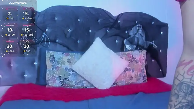 Lia Valmont online show from October 2025 12:23:01 PM