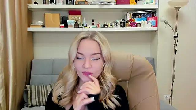 Snapshot of Kara_Smith_ chatting on February 2025 09:27:02 PM Kara Smith online show from February 2025 09:27:02 PM