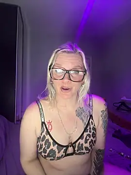 Snapshot of Curvy-Cleo chatting on February 2026 09:09:02 PM Curvy-Cleo online show from February 2026 09:09:02 PM