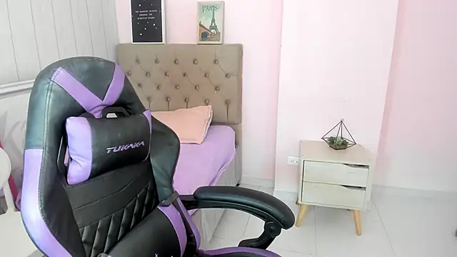 Tania Duque online show from November 2025 01:57:02 PM