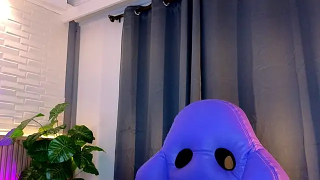 TiffanyWalk online show from October 2025 11:40:01 AM