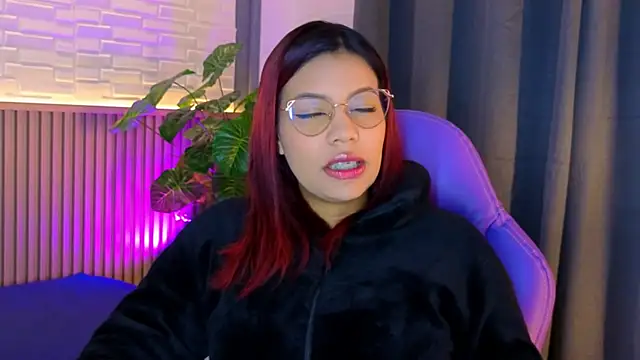 TiffanyWalk online show from November 2025 10:48:02 AM