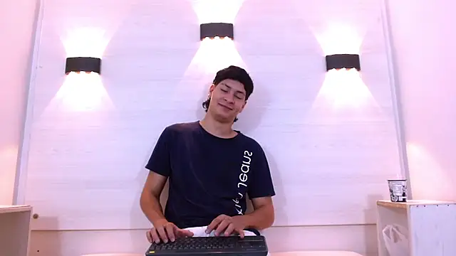 Jhojan twink online show from November 2025 01:10:02 PM