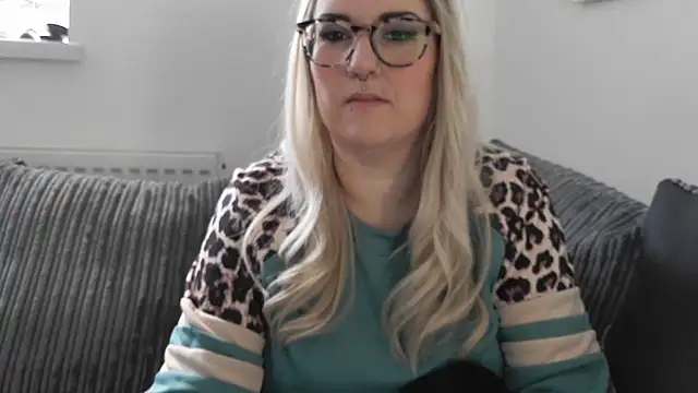 Snapshot of Sizzling_Indie36 chatting on November 2025 12:27:02 PM Sizzling Indie36 online show from November 2025 12:27:02 PM