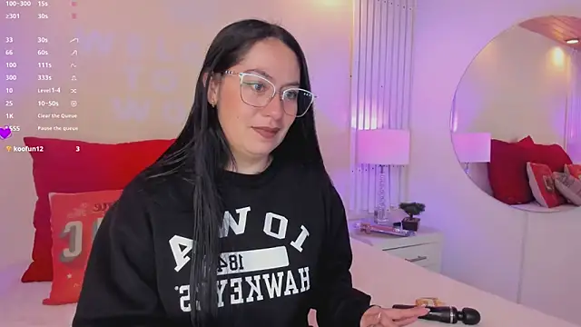 Snapshot of AliceCorner chatting on November 2025 12:04:01 PM AliceCorner online show from November 2025 12:04:01 PM