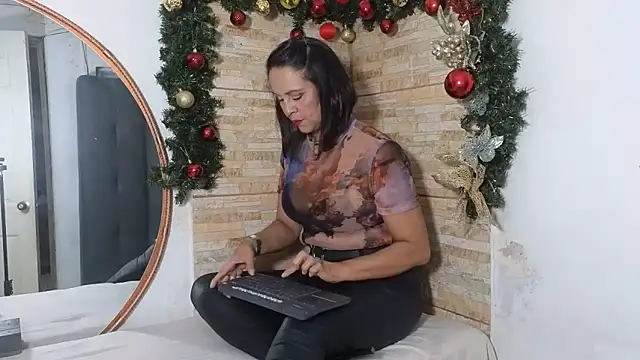 Amadamilf1980 online show from December 2025 08:49:02 PM