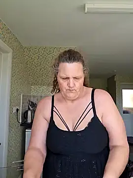 MissQueenBeex online show from April 2026 12:06:02 PM