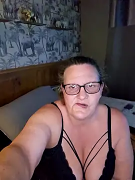 MissQueenBeex online show from April 2026 07:51:01 PM