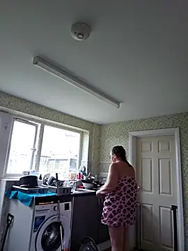 MissQueenBeex online show from April 2026 06:10:01 PM