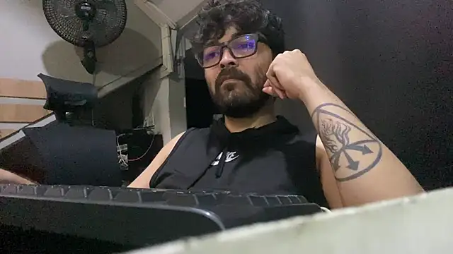 Freakydrag online show from November 2025 04:00:01 AM