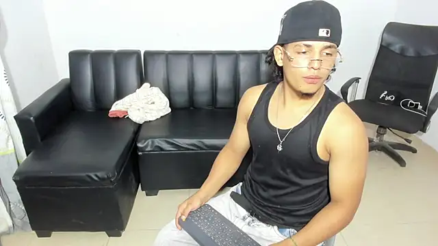 Snapshot of samxx_muscle chatting on May 2026 04:58:02 PM samxx muscle online show from May 2026 04:58:02 PM