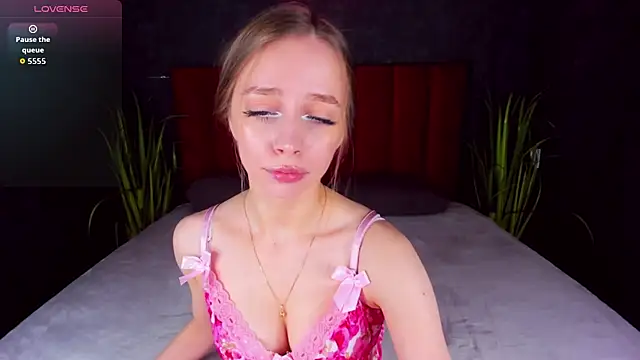 Amy Waynee online show from October 2025 04:05:02 PM