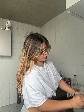 emma  bell  online show from December 2025 02:37:02 PM