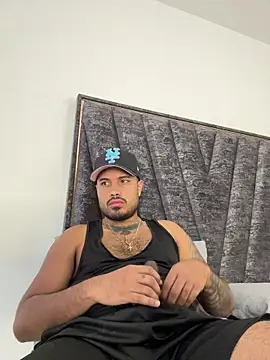 Snapshot of PapiStan chatting on November 2025 10:43:02 PM PapiStan online show from November 2025 10:43:02 PM