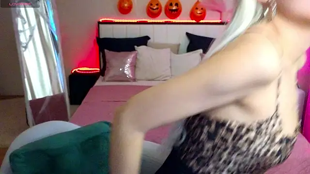 LinaLirian online show from October 2025 01:39:01 PM