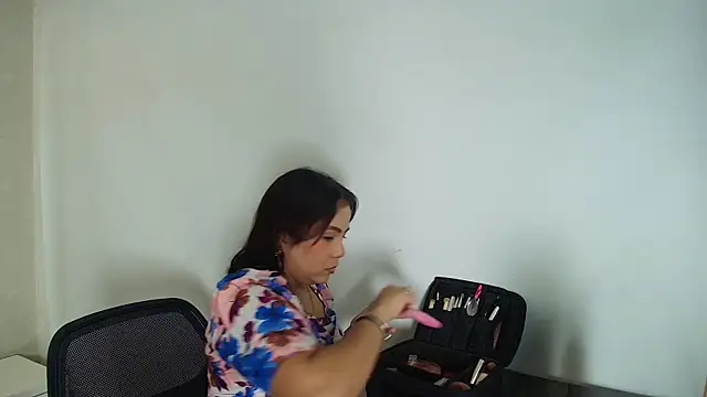 Snapshot of _Victoria_Collins chatting on November 2025 10:49:02 AM Victoria Collins online show from November 2025 10:49:02 AM