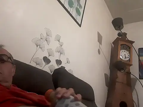 Snapshot of Vince072 chatting on September 2025 04:25:01 AM Vince072 online show from September 2025 04:25:01 AM