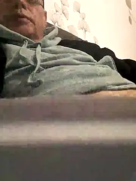 Snapshot of Vince072 chatting on September 2025 03:43:02 AM Vince072 online show from September 2025 03:43:02 AM