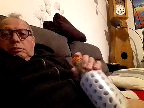 Snapshot of Vince072 chatting on October 2025 05:07:02 AM Vince072 online show from October 2025 05:07:02 AM